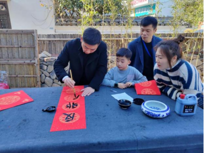 “时代风尚 墨韵清风”温州永嘉县开展反邪宣传新春书法送春联活动142.png “时代风尚 墨韵清风”温州永嘉县开展反邪宣传新春书法送春联活动142.png
