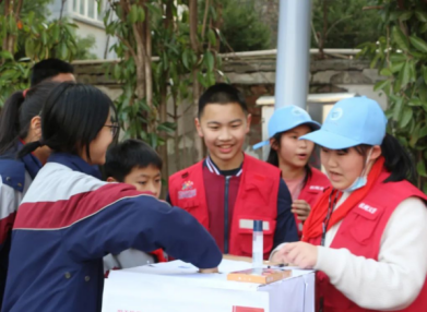 与逐梦少年共筑防线---杭州市拱墅区校园义卖集市变身反邪宣传新阵地215.png 与逐梦少年共筑防线---杭州市拱墅区校园义卖集市变身反邪宣传新阵地215.png