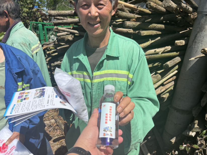 浙江嘉兴桐乡:致敬热浪劳动者,反邪宣传来“降温”271.png 浙江嘉兴桐乡:致敬热浪劳动者,反邪宣传来“降温”271.png