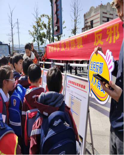 浙江省东阳市横店镇综治办走进横店梦外滩爱国主义教育基地开展反邪教宣传活动 (1)1377.png