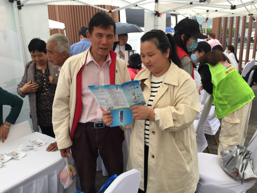 浙江黄岩借“橘花节健康回家”大型义诊公益活动开展反邪教宣传444.png 浙江黄岩借“橘花节健康回家”大型义诊公益活动开展反邪教宣传444.png