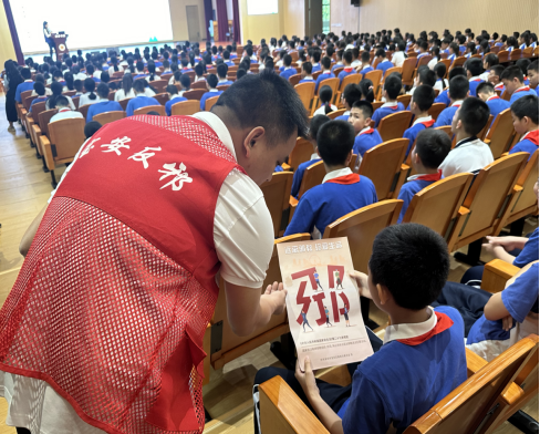 深圳宝安:结合国家安全日举办“倡导科学文明,勇当反邪先锋”宣传讲座428.png 深圳宝安:结合国家安全日举办“倡导科学文明,勇当反邪先锋”宣传讲座428.png