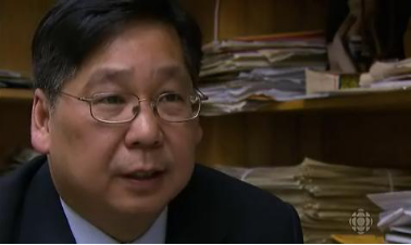 304083▲2008年10月，周锦兴接受加拿大国家法语广播电视台（RADIO－CANADA）节目ENQUET的采访，并在新闻纪录片《唐人街的不安》出镜.png