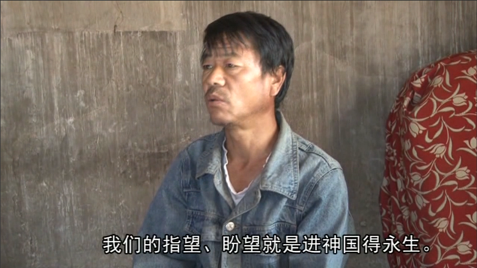 305415▲程显军一心期望进“神国”得永生。摄于2009年.png