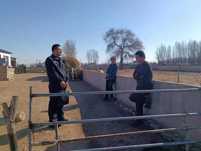 305417▲民警与程小光沟通。摄于2018年.jpg