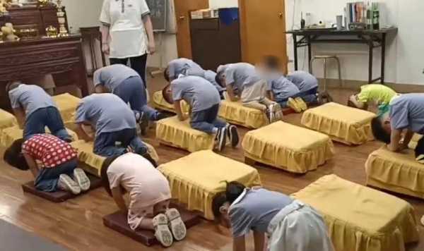 600▲孩子们在幼儿园向“无生老母”等造像跪拜_副本.jpg