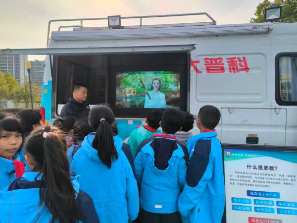 600丽水市反邪教协会联合市科协开展科普反邪进校园活动图片1_副本.jpg