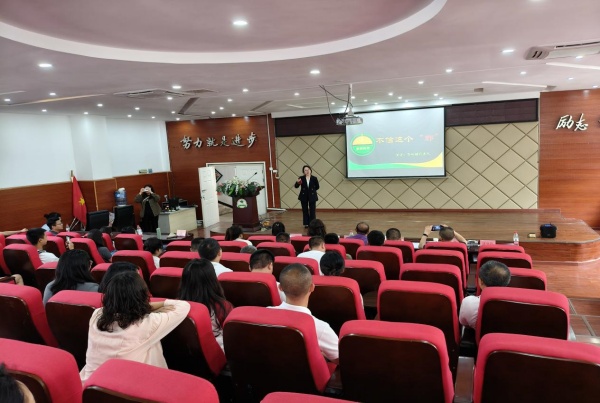 600重庆酉阳：结合科技工作者日开展反邪教警示宣传进校园图片1_副本.jpg