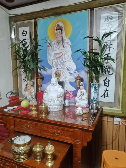 ▲涉案“一贯道”组织某“佛堂”摆放，供奉弥勒佛和济公等，弥勒佛后上方摆放有“母灯”，指代“无生老母”.jpg
